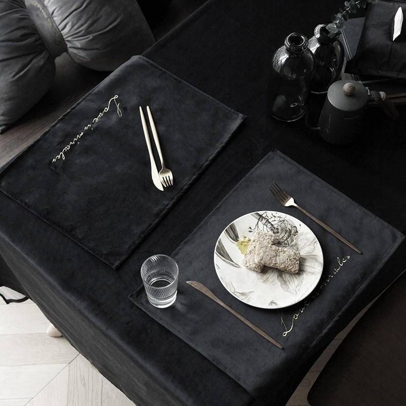 ランチョンマット キッチン用品 日用雑貨 ベロア調 無地 英語ロゴ アルファベット シンプル シック 大人 おしゃれ 単色 ランチタイム ディナータイ プラスナオ Paypayモール店 通販 Paypayモール