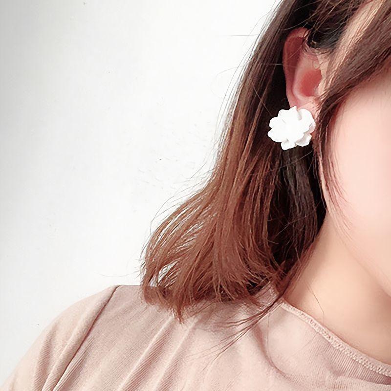 ピアス イヤリング クリップタイプ アクセサリー 耳飾り 花びら 花 フラワー 白 レディース お出掛け デート 記念日 誕生日 プレゼント ギフト プラスナオ Paypayモール店 通販 Paypayモール