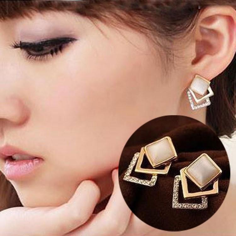 スタッドピアス レディース アクセサリー 重ね付け風 幾何学的 立体的 ビジュー ラインストーン 四角 スクエア ゴールドカラー ホワイト かわいい プラスナオ Paypayモール店 通販 Paypayモール
