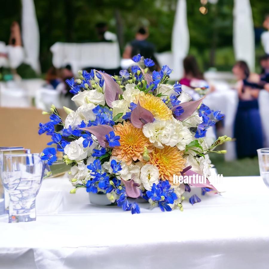 お悔み お供え デルフィニウム 生花 アレンジメント 12000円 おしゃれ 現代風 仏花 枕花 命日 法事 一周忌 四十九日 新盆 洋花 送料無料　クール便 |  | 12