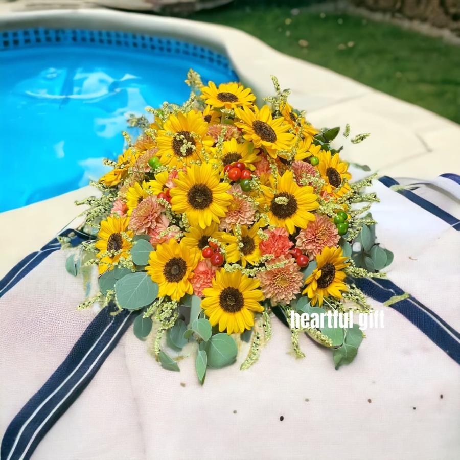 お悔み お供え ひまわり大 生花 アレンジメント 10000円 おしゃれ 現代風 仏花 枕花 命日 法事 一周忌 四十九日 新盆 洋花 送料無料 クール便 |  | 10