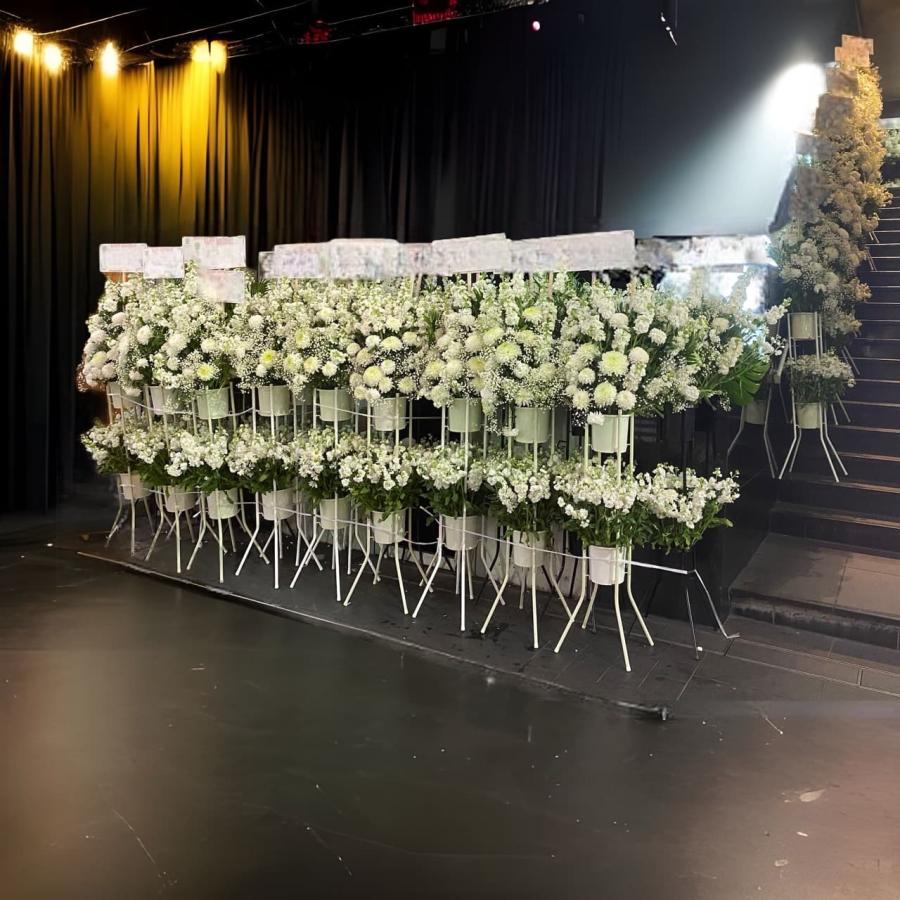 スタンド花 東京ドーム 日本武道館 ボリューム大 コンサート 祝花 ライブ 胡蝶蘭 楽屋花 1段 2段 |  | 09