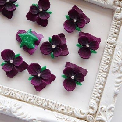 ハンドメイドパーツ 上品なスミレのヴィンテージカボション 1個