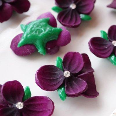 ハンドメイドパーツ 上品なスミレのヴィンテージカボション 1個