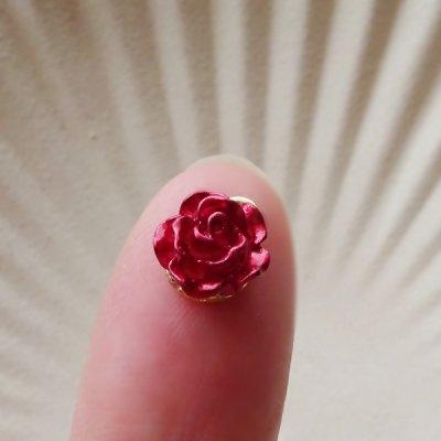 チャーム ハンドメイドパーツ 金属パーツ 深い赤のバラチャーム 2個