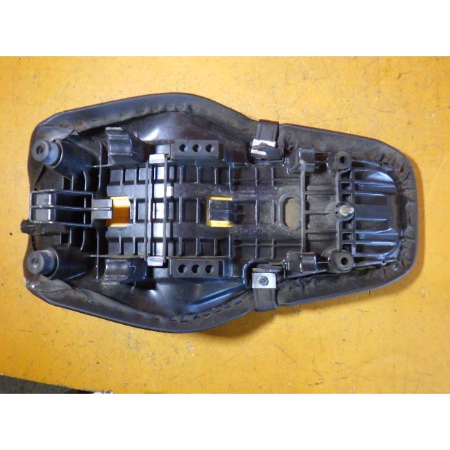 52411 ホンダ JC61-130〜 後期 グロム '16(検 JC75 ) 純正 シート 破れ