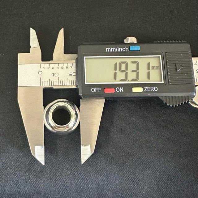 6個 19mm 大穴 9.5mmプラ ビーズ シルバー |  | 04