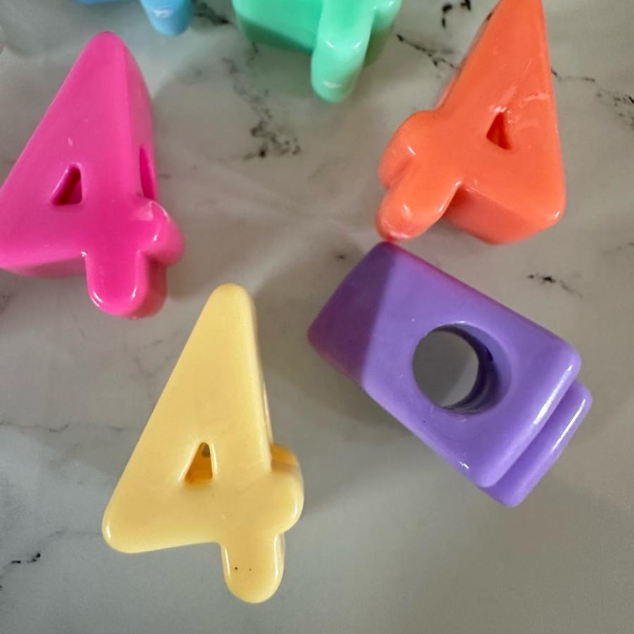 4個 アクリル 大穴 数字 ナンバー ビーズ : Guild by PoD 手芸パーツ