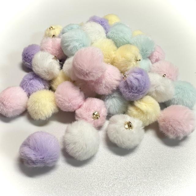 8個 ファー ポンポン チャーム ビーズ : Guild by PoD 手芸パーツ