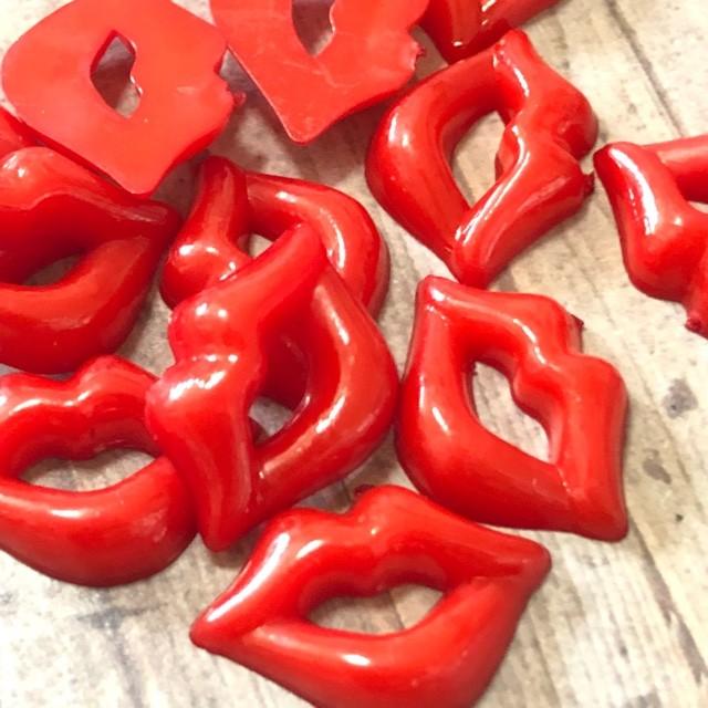 赤い唇モチーフのストラップ Amazon.co.jp: [SMOOD] ビッグキスリップキーホルダー | 赤い口