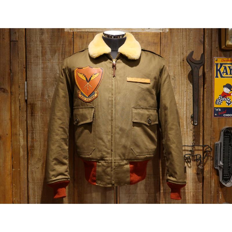 【送料無料】 TOYS McCOY（トイズマッコイ） “TYPE B-10 "Miss D-day"/ミスディーデイ” TMJ2528 メンズ アメカジ フライトジャケット カスタム 赤リブ 日本製の画像