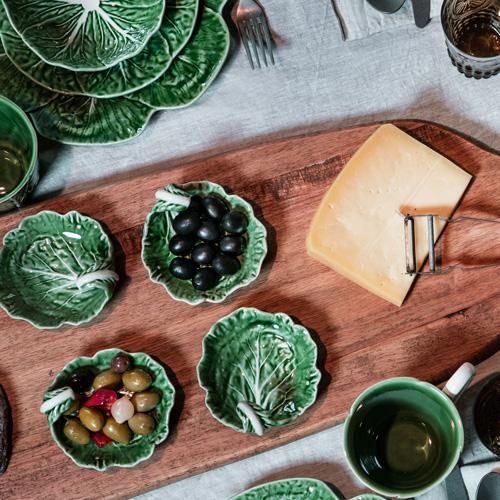 ポルトガルを代表する陶器メーカー ボルダロピニェイロのテーブル