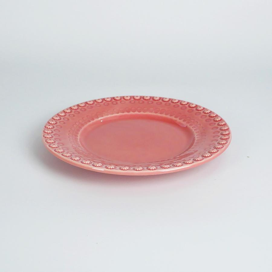 ポルトガルを代表する陶器メーカー ボルダロピニェイロのテーブル