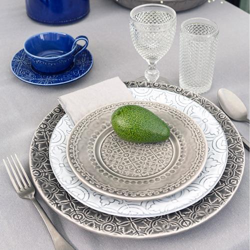 ポルトガルを代表する陶器メーカー ボルダロピニェイロのテーブル