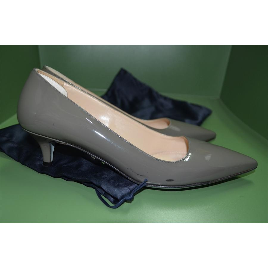 プラダ　パンプス 日常に洗練を添えるポインテッドトゥが魅力。プラダのパンプス