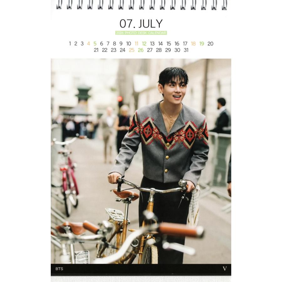 BTS V テテ グッズ 卓上 カレンダー (写真集) 2026~2027年(2年分) + ステッカーシール 12点set |  | 04