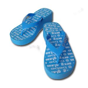 bebe (ビビ) スワロフスキー ラインストーン ウェッジ ロゴ サンダル（ブルー） | 