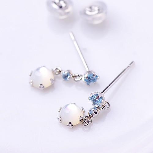 揺れる ブルートパーズ/ ホワイトシェル ピアス レディース 女性用 ジュエリー おしゃれ シンプル 大人 可愛い つけっぱなし アレルギー対策 日本製