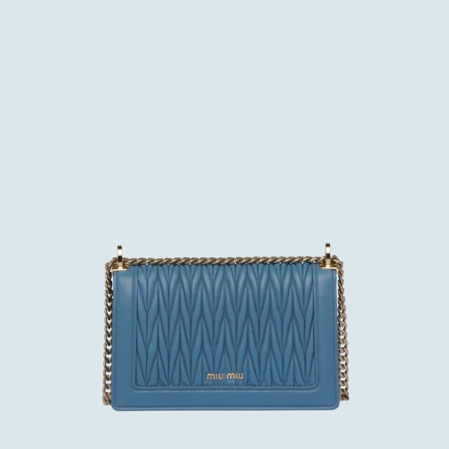 新作揃えのミュウミュウ バッグ ライトブルー バッグ ラムスキン ショルダーバッグ レザー Miu レディースファッション ラムスキン ゴールド Miu バック ギャザー 一番人気第1位獲得 の