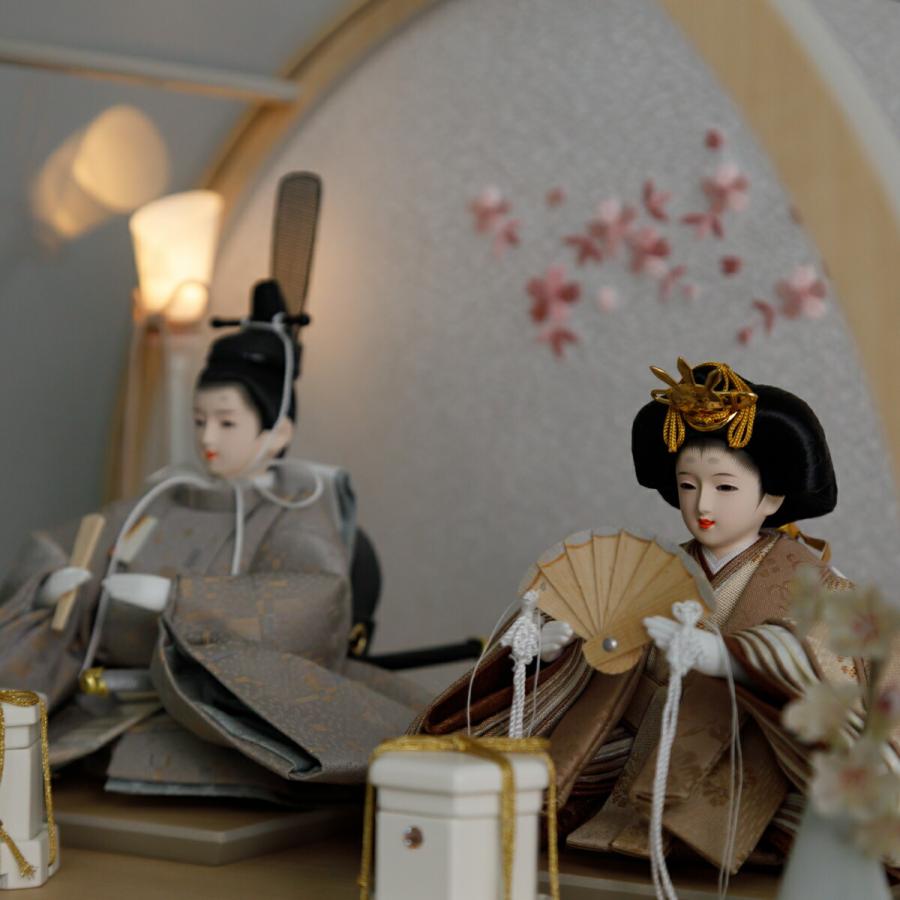 雛人形 コンパクト おしゃれ 親王飾り 高級 PREFER CLASSIC ひな人形 丸型ケース飾り お道具付 貝桶 油灯 枝桜白 人形極々小 選べる綿織物衣裳2種類 楚那 梨未 | ぷりふあ | 03