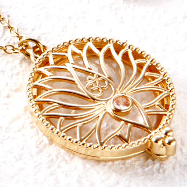 バリ島に伝わる幸運の象徴！2倍ルーペ内蔵ロータスネックレス 蓮