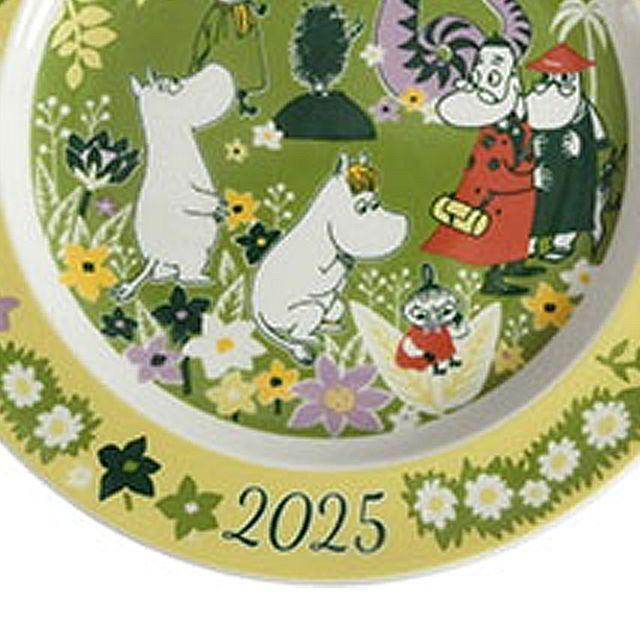 MOOMIN 絵皿 20cm皿（ムーミン2025イヤーズプレート）お皿 皿たて付き