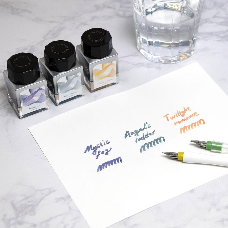 映画ホビット 羽つき万年筆（インクボトル付き）未使用品　レアグッズ 映画ホビット 羽つき万年筆（インクボトル付き）未使用品 レアグッズ