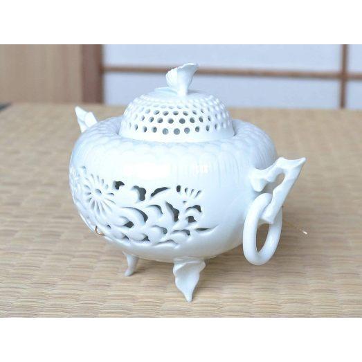 有田焼 白磁彫野菊香炉（お部屋のインテリアにも・・） : 虹八 kohya