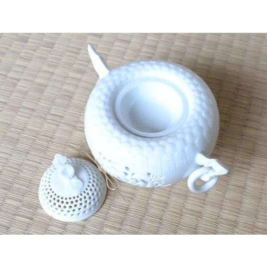 有田焼 白磁彫野菊香炉（お部屋のインテリアにも・・） : 虹八 kohya