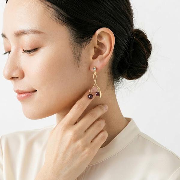 イヤリング 痛くない ガーネット 天然石 揺れる ゴールド 50代 40代 カジュアル 貼るピアス |  | 09