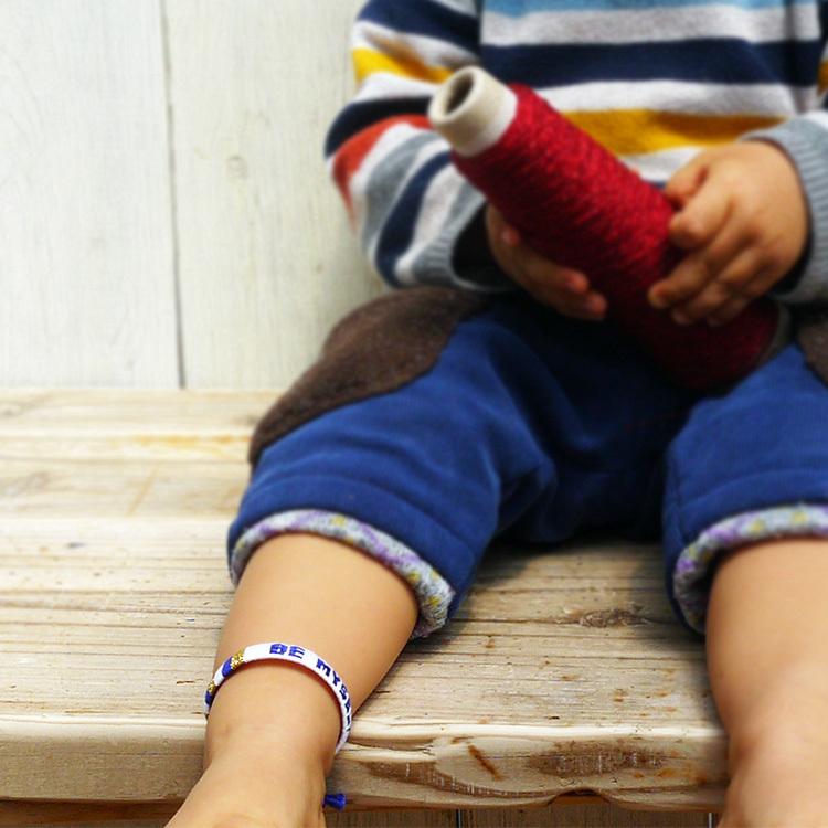 名入れ グッズ ブレスレット アンクレット キーホルダー 出産祝い 誕生日 プレゼント ベビー 子供 赤ちゃん 双子 名前入れ 文字入れ お祝い 記念品 ミサンガ Om Kyara プルセイラ屋 通販 Yahoo ショッピング