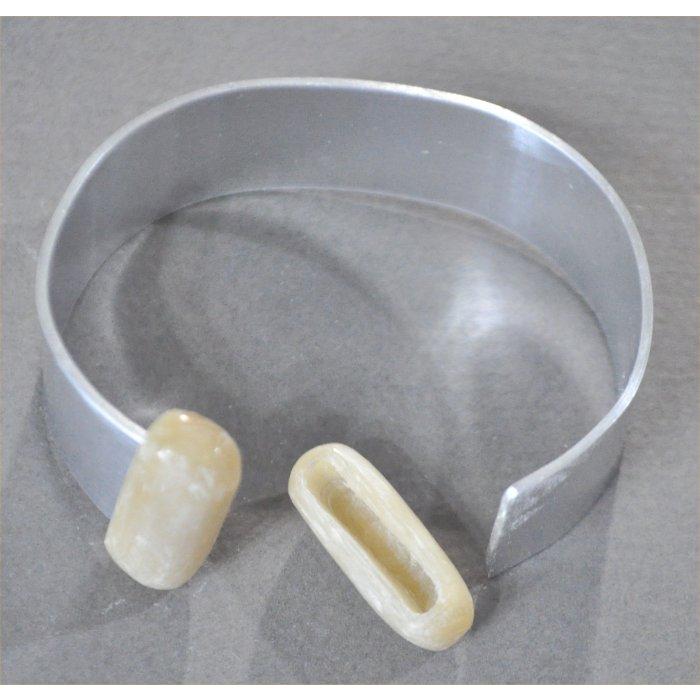 ナンタケットバスケット用の白水牛の角キャップのアルミバングル１９ｍｍ幅 |  | 01
