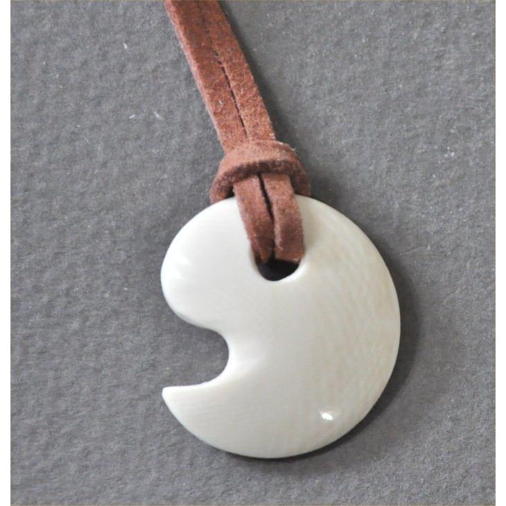 マンモス牙の勾玉デザインペンダント革ひも付き | 