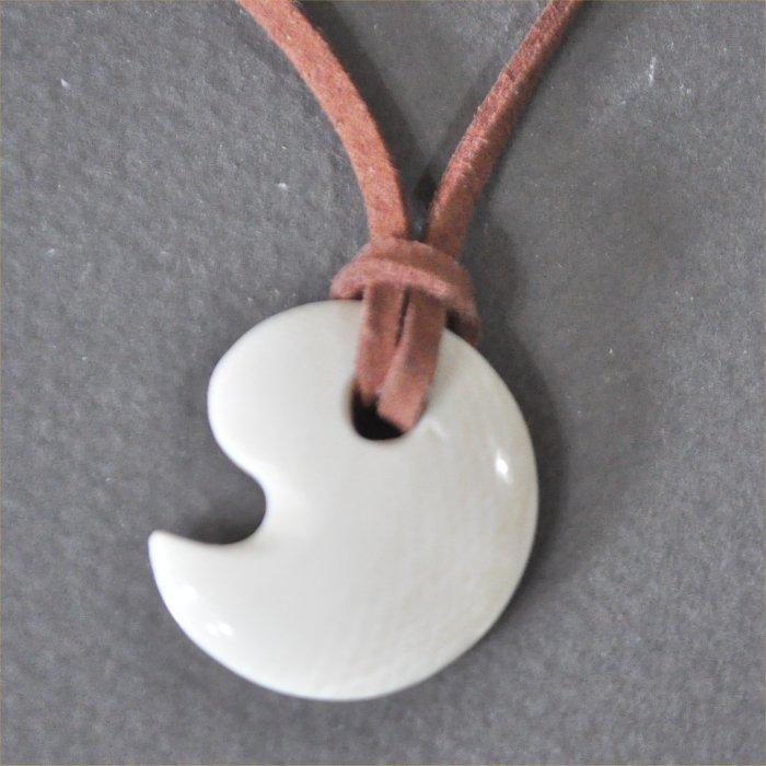 マンモス牙の勾玉デザインペンダント革ひも付き |  | 01