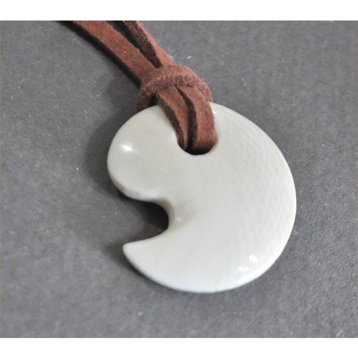 マンモス牙の勾玉デザインペンダント革ひも付き |  | 02