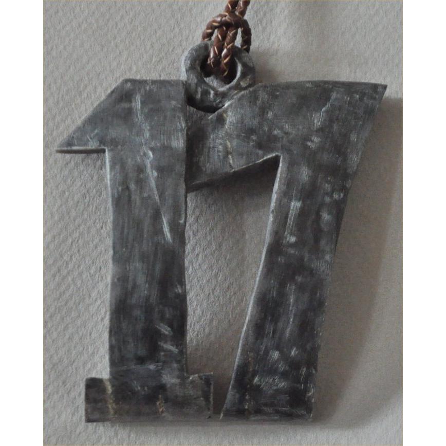 バッファローの角のナンバー17番の特大ペンダントヘッド革ひも付き | 