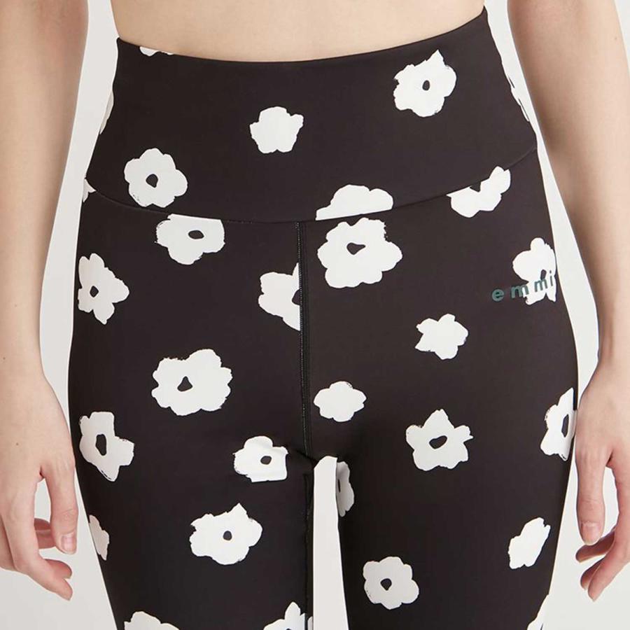 タグ付き新品　emmi yoga オリジナルフラワー柄　トップス　レギンス　花柄 タグ付き新品 emmi yoga オリジナルフラワー柄 トップス レギンス 花柄