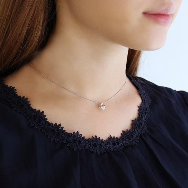 ダンシングストーン ダイヤモンド ネックレス プラチナ 揺れる 石