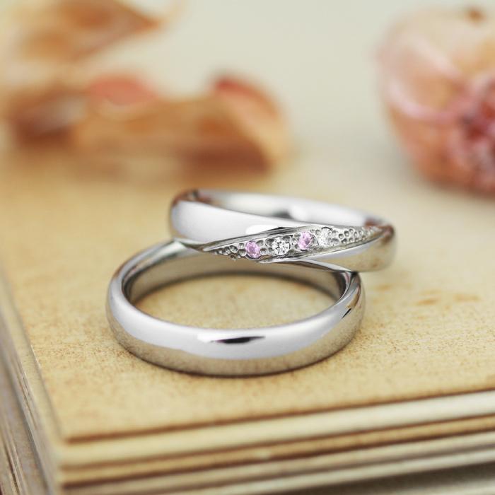 純チタン チタンリング 結婚指輪 ペアリング マリッジリング 金属アレルギー対応 ノンメッキ ノンコーティング 日本製 刻印無料 ピンク ホワイト ダイヤ m-062の画像