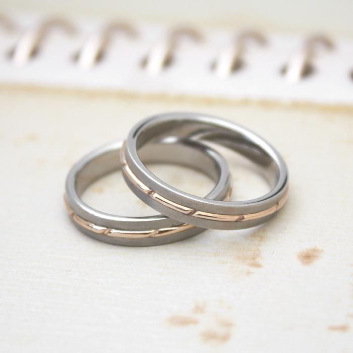 純チタン チタンリング 結婚指輪 ペアリング マリッジリング 金属アレルギー対応 ノンメッキ ノンコーティング 日本製 刻印無料 ピンクゴールド ライン m-095の画像