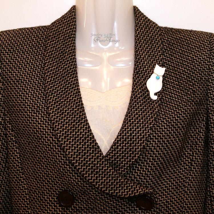 猫 ブローチ シルバー トルコ石 ターコイズ 白蝶貝 12月誕生石 可愛い