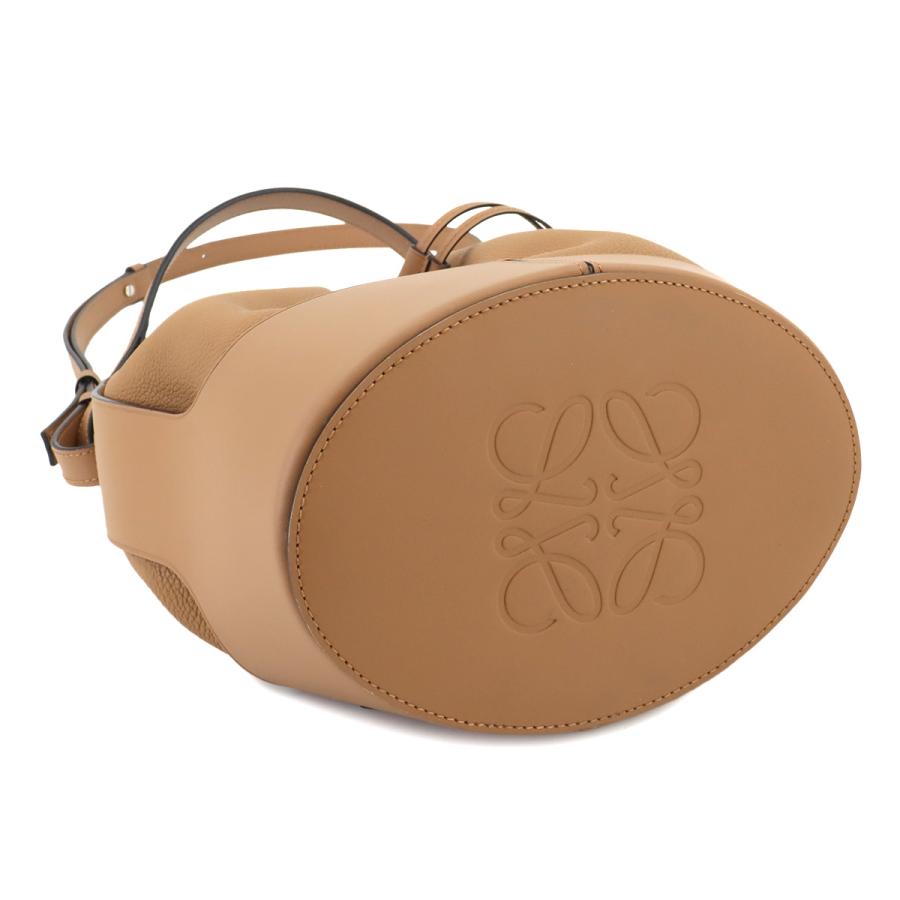 LOEWE ミディアムブラウン レザー エンボス ショルダーバッグ