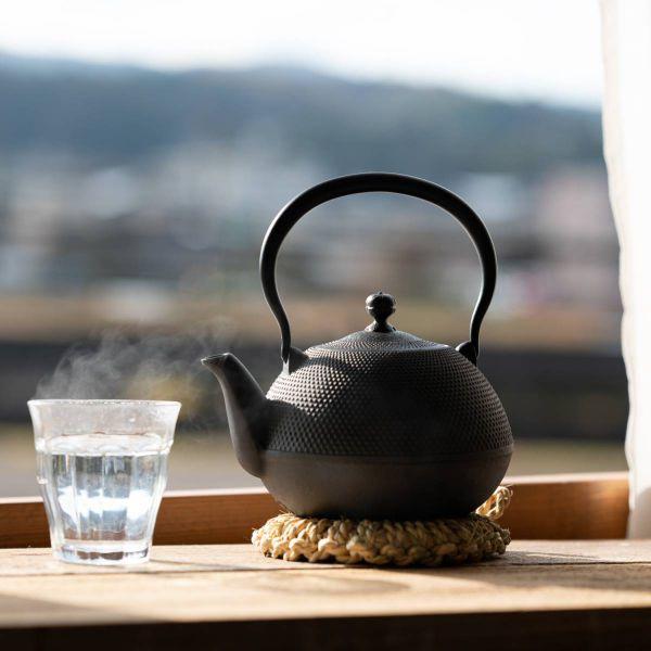 南部鉄器 鉄瓶 なつめ形 アラレ及源鋳造 日本製 : カフェ食器のプチ
