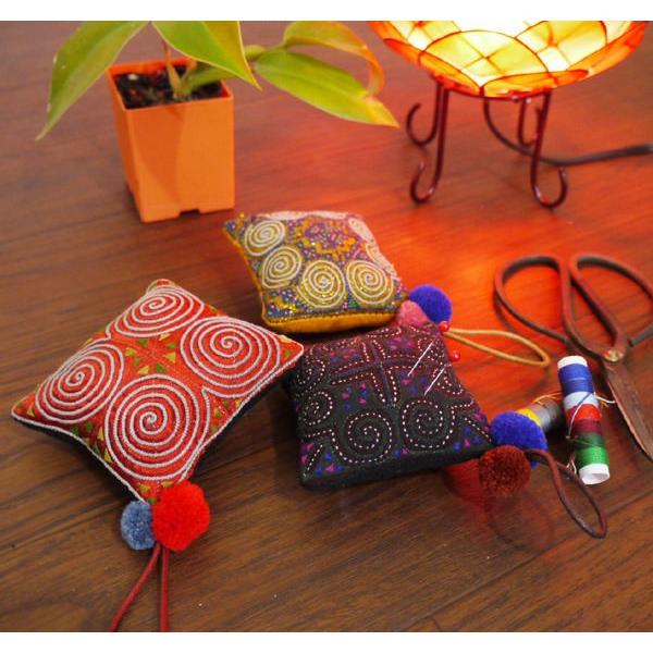 チャーム モン族 雑貨 刺繍布ピンクッション アジアン雑貨 バッグ
