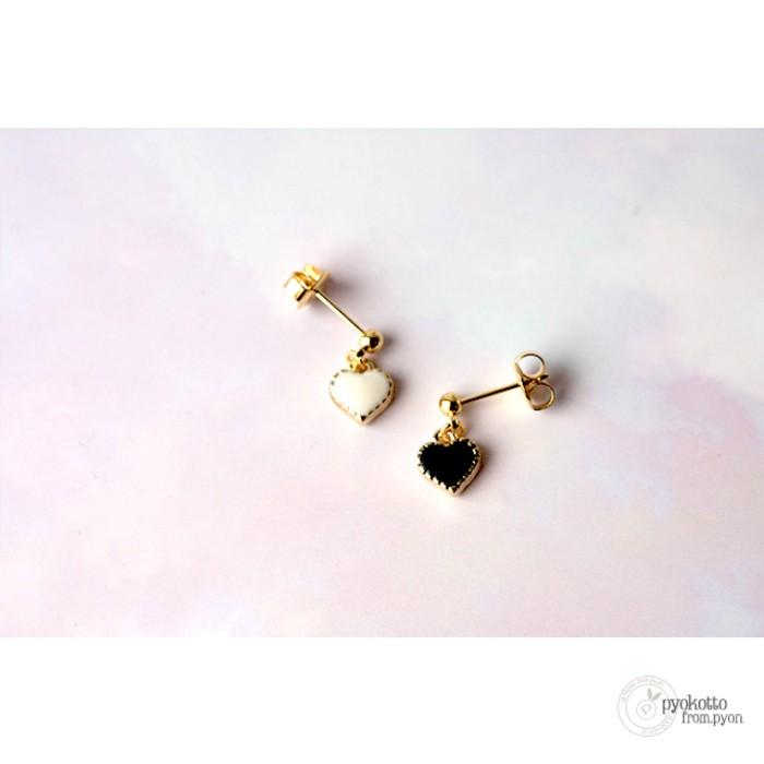 白と黒ピアスorイヤリング ゆらゆら 揺れる シンプル 大人かわいい