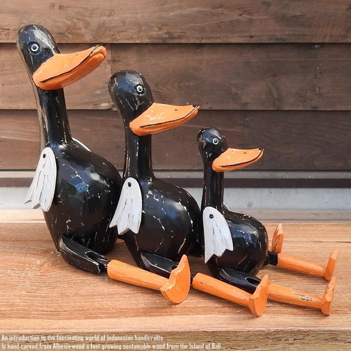 お座り アヒルさん 黒 Sサイズ ウェルカム人形 家鴨 木製 木彫りの置物