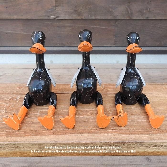 お座り アヒルさん 黒 Sサイズ ウェルカム人形 家鴨 木製 木彫りの置物