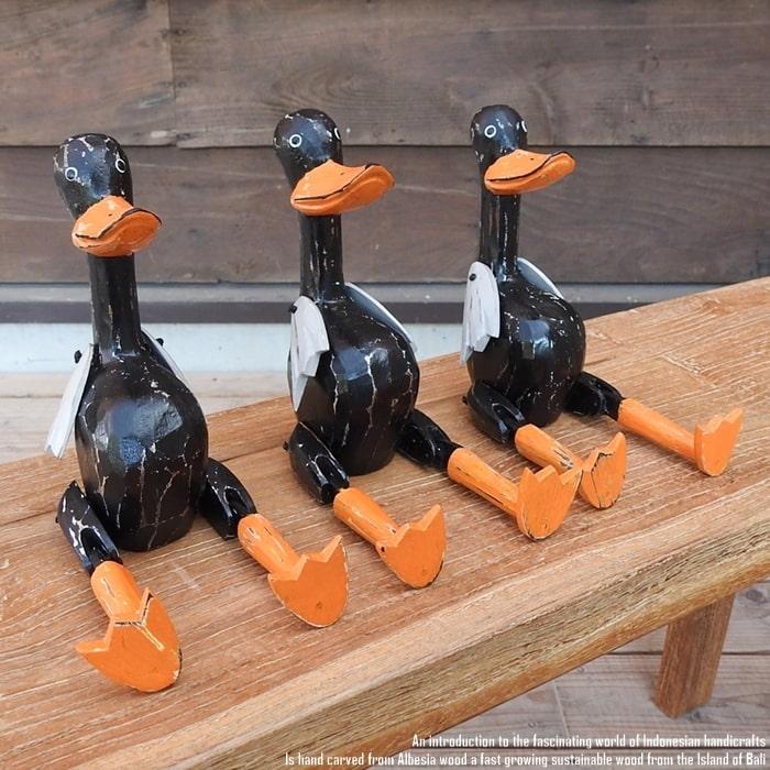 お座り アヒルさん 黒 Sサイズ ウェルカム人形 家鴨 木製 木彫りの置物