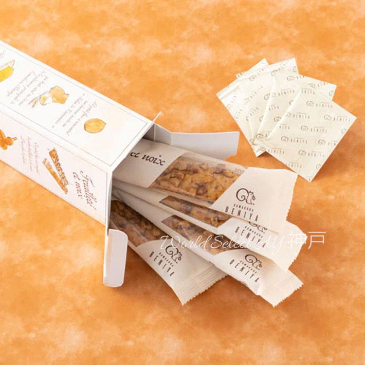 鎌倉紅谷　クルミとパイ（4本入）〜クルミッ子キャラメルソースを添えて〜 紙袋付き 鎌倉紅谷 くるみっこ クルミッコ お土産 プレゼント 贈答品 |  | 03