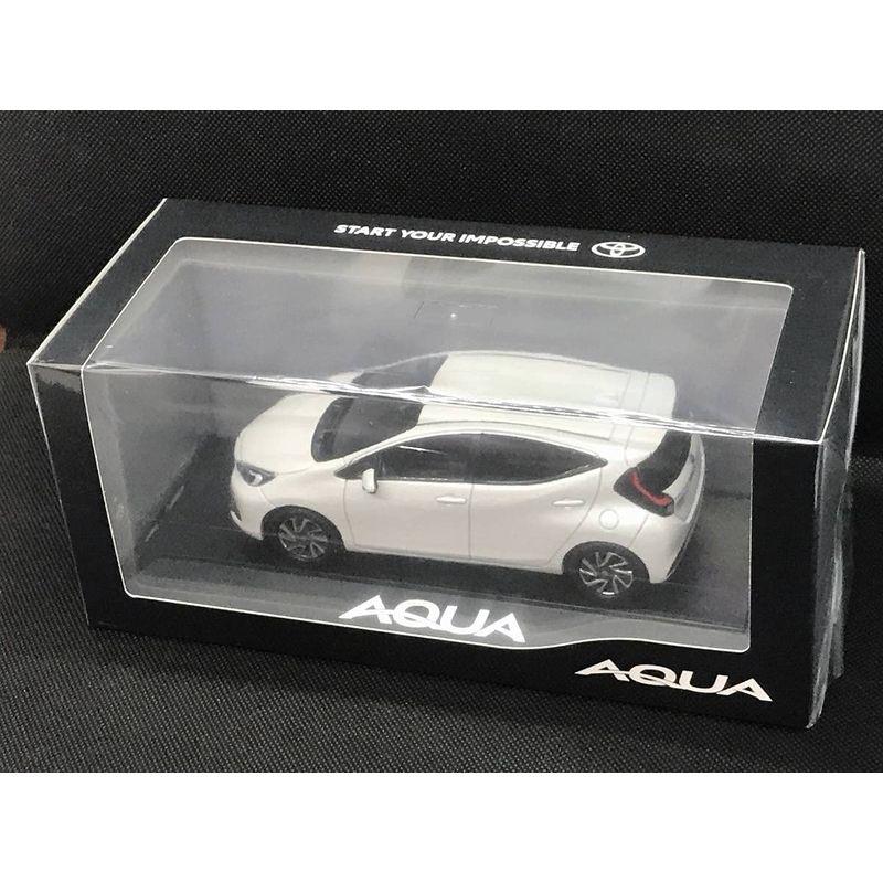 トヨタ 新型アクア AQUA カラーサンプル 1/30ミニカー プラチナ